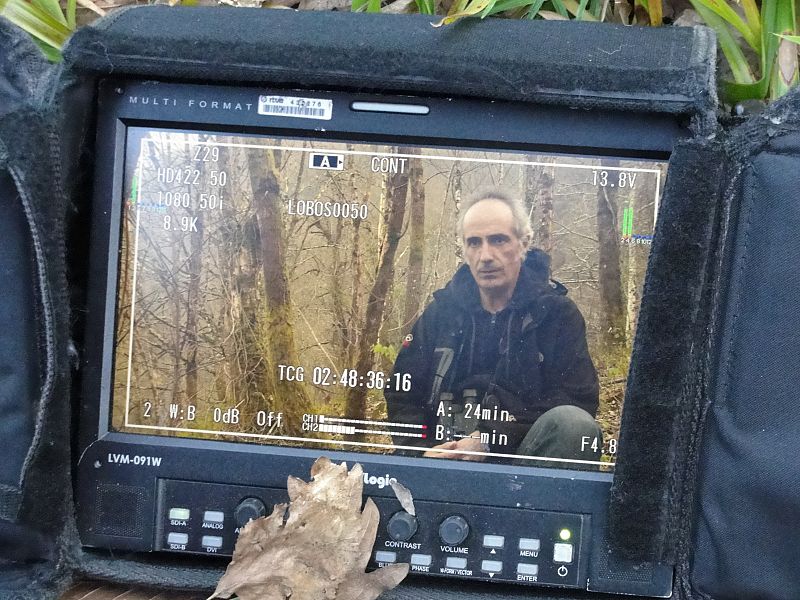 Durante la entrevista en el monte con el biólogo Alberto Fernández-Gil