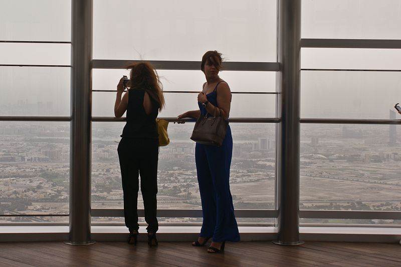 Dos turistas en la plataforma de observación del Burj Khalifa