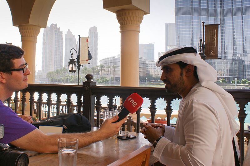 Álvaro Soto conversa con el locutor de Hayat FM (Dubái) Dr Ghassan Al Katheri