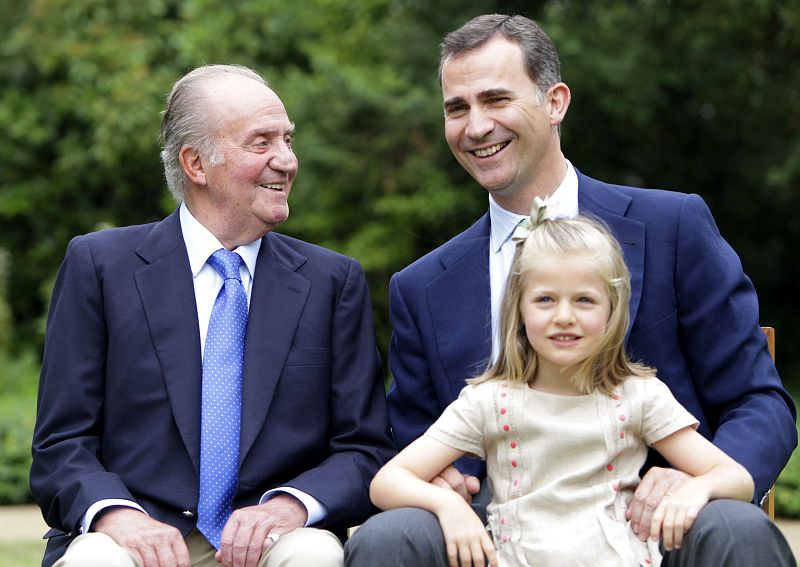 El rey Juan Carlos junto a su hijo el príncipe Felipe y su nieta, la infanta Leonor
