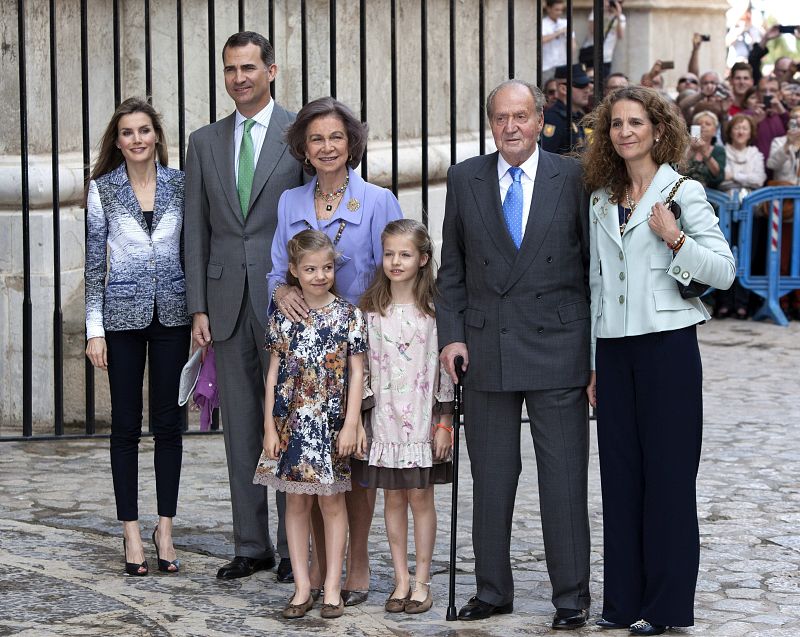 Los reyes, junto a los Príncipes de Asturias, sus hijas Leonor y Sofía y la infanta Elena