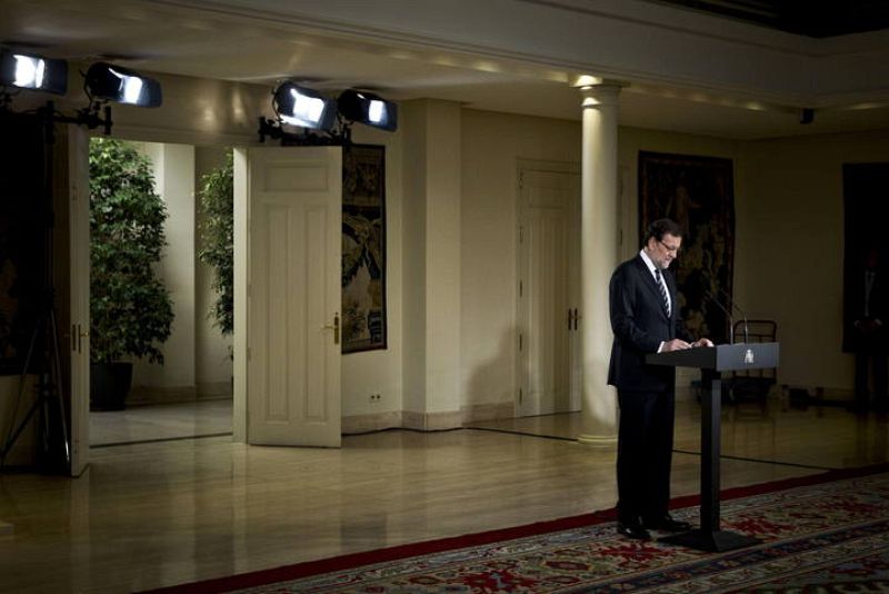 El presidente del Gobierno, Mariano Rajoy, anuncia la abdicación del rey en su hijo 