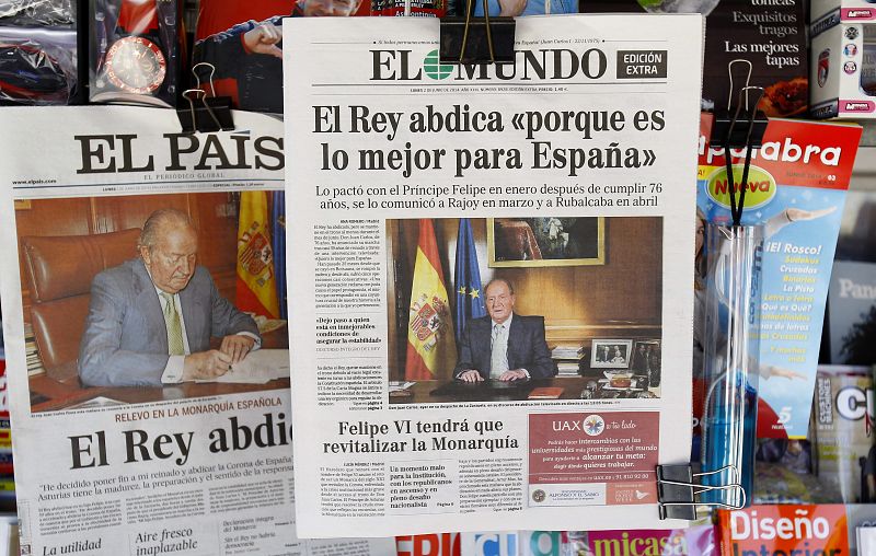 Los periódicos lanzan ediciones especiales con motivo de la abdicación del rey Juan Carlos