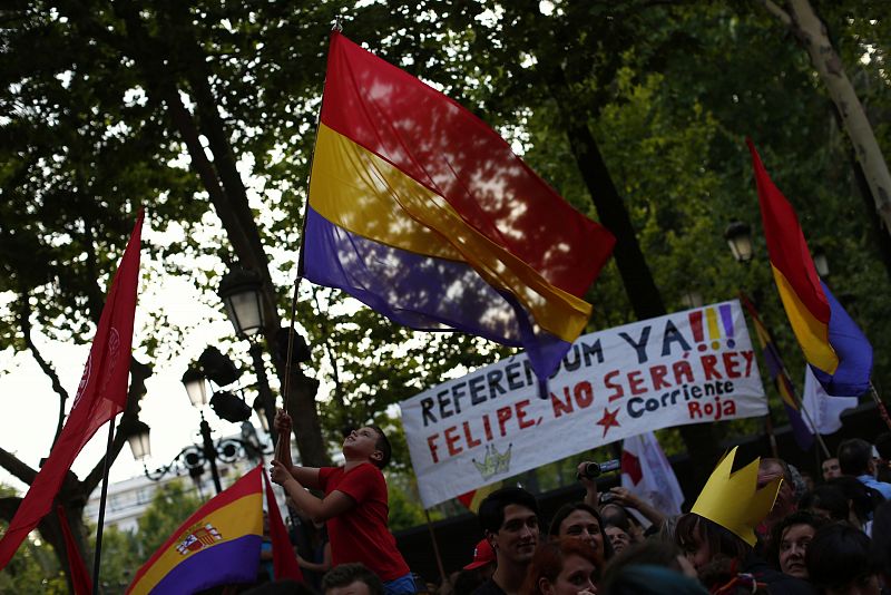 Manifestantes en Sevilla piden la convocatoria de un referéndum entre monarquía y república