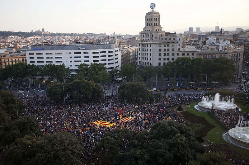 Concentración en la plaza de Catalunya de Barcelona para pedir un referéndum entre monarquía y república