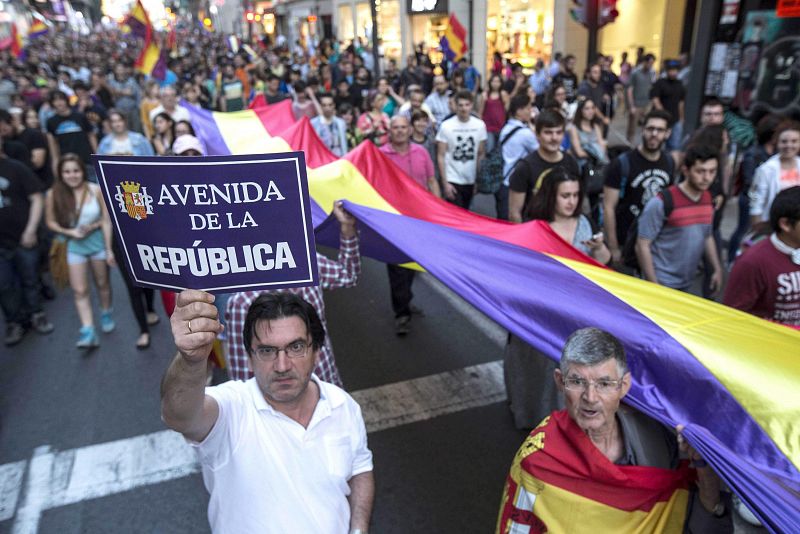 Unas 3.000 personas se han movilizado esta tarde en la Glorieta de España y en la Gran Vía de Murcia en favor de la República y por la celebración de un referéndum sobre el modelo de Estado.