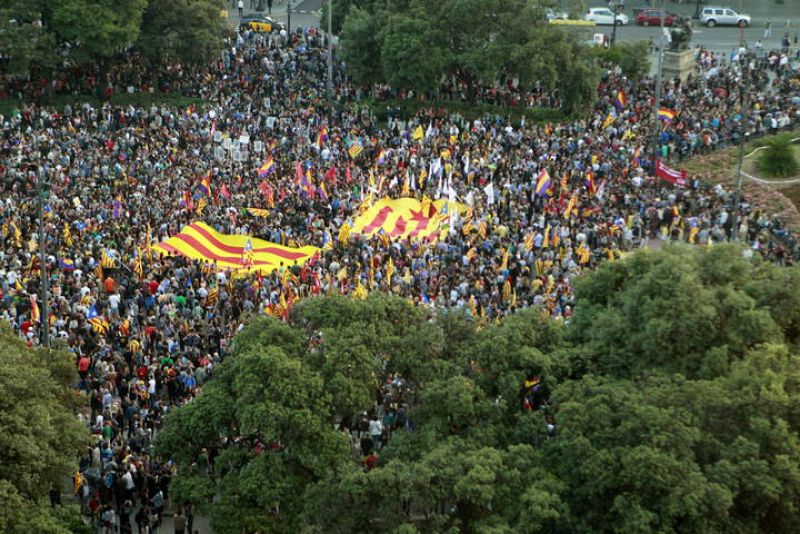Miles de personas se han concentrado esta tarde en la plaza de Catalunya de Barcelona tras conocerse la abdicación del Rey, en favor de la República, de un referéndum sobre la continuidad de la Monarquía y en apoyo de la consulta del 9 de noviembre s