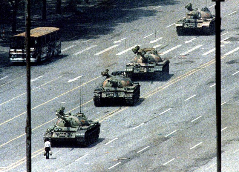 Un desconocido desafía a una columna de tanques durante la revuelta de la Plaza de Tiananmen de 1989 en la República Popular China.