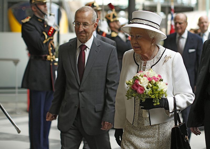 ISABEL II VISITA FRANCIA POR EL ANIVERSARIO DE NORMANDÍA