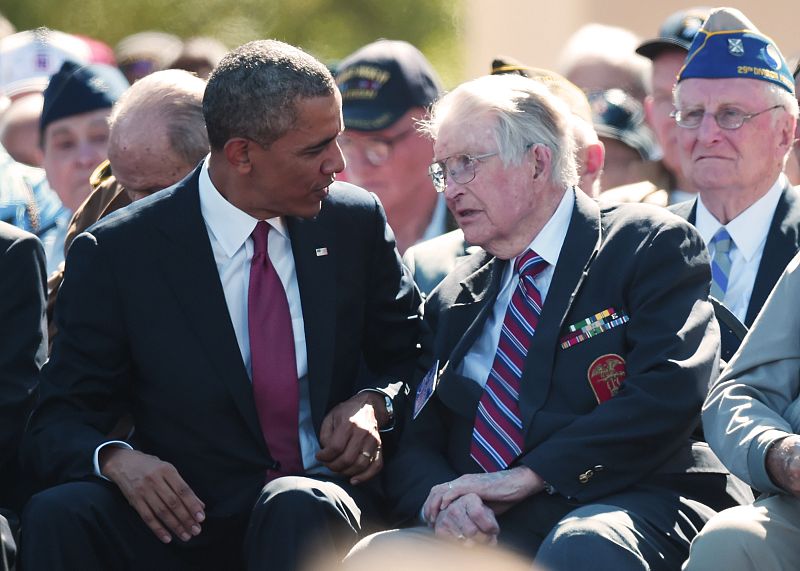 El presidente Obama habla con un veterano de la II GM en los actos del Día D