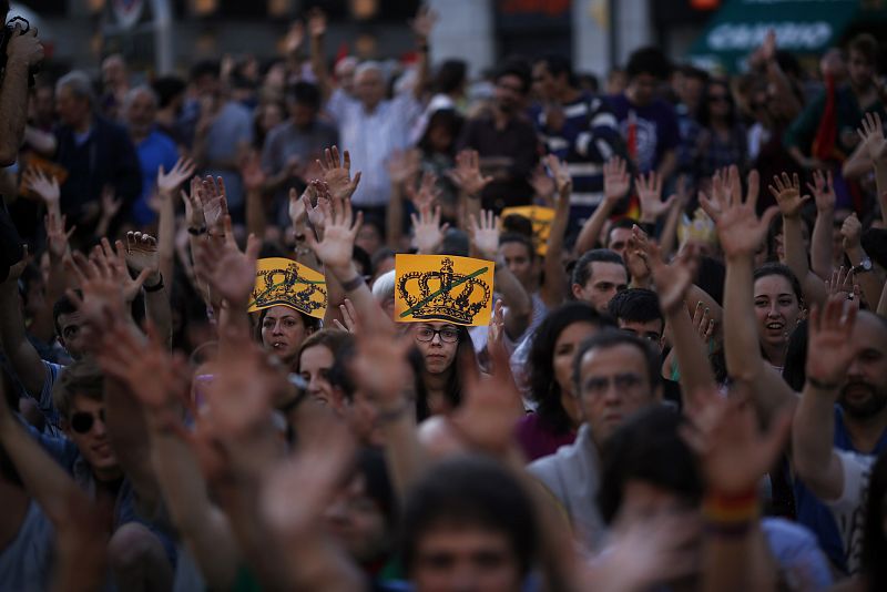 Unas manifestantes antimonárquicas sostienen carteles con coronas tachadas durante la manifestación a favor del referéndum en la Puerta del Sol, en Madrid