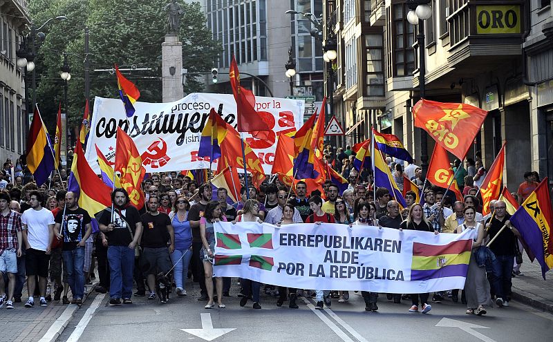 Una pancarta en la que se lee "Errepublikaren alde", en euskera, y "Por la república", en castellano, ha encabezado la manifestación contra la sucesión monárquica en Bilbao
