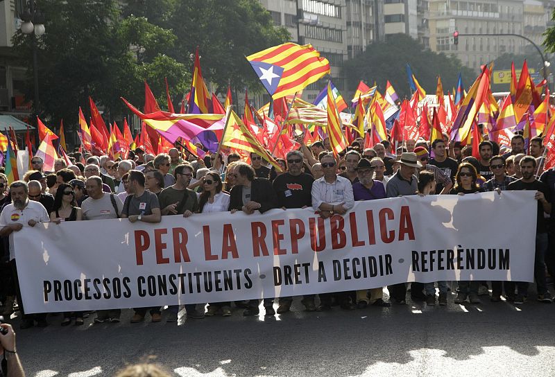 Banderas independentistas y republicanas se han alzado durante la concentración antimonárquica en Valencia