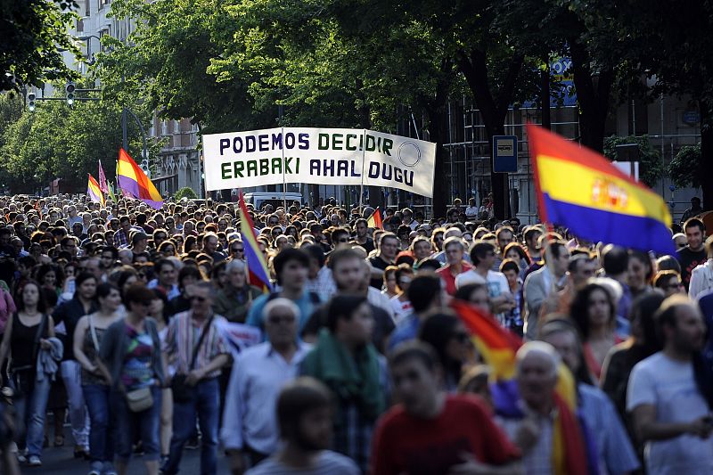 En la manifestación pro-referéndum sobre la sucesión democrática en Bilbao se puede leer "Podemos decidir", en castellano, "Erabaki ahal dugu", en euskera