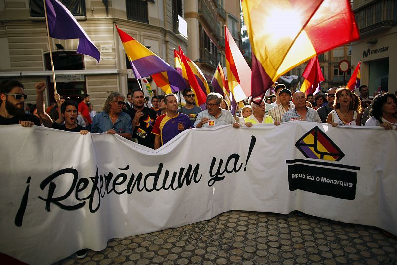 Una pancarta en la que se lee "Referéndum ya" encabeza la manifestación a favor de la consulta sobre la sucesión monárquica en Málaga