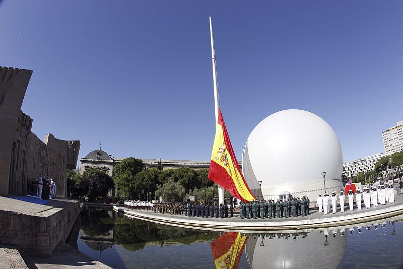 Vista general de la madrileña plaza de Colón, donde ha tenido lugar el acto del izado solemne de bandera, una enseña de 290 metros cuadrados de superficie, con motivo del Día de las Fuerzas Armadas.