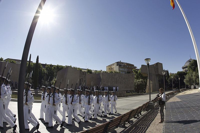 Los actos centrales del Día de las Fuerzas Armadas han comenzado con el izado solemne de bandera, una enseña de 290 metros cuadrados de superficie, en la madrileña plaza de Colón.