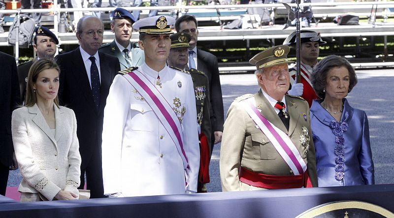 El rey Juan Carlos y el Príncipe de Asturias, junto a la reina Sofía y la princesa Letizia, durante el acto central de la celebración del Día de las Fuerzas Armadas.