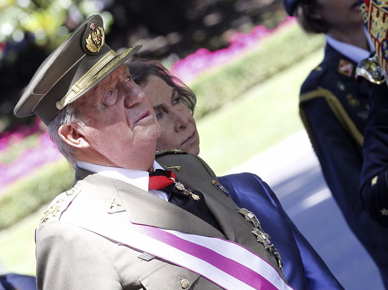 El rey junto a la reina en el acto central del Día de las Fuerzas Armadas de homenaje a los caídos, que supone la despedida del monarca como jefe supremo de los ejércitos.