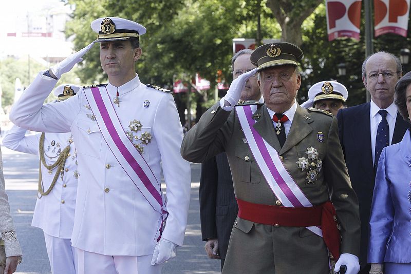 El rey Juan Carlos y el Príncipe de Asturias, al inicio del acto central de la celebración del Día de las Fuerzas Armadas.