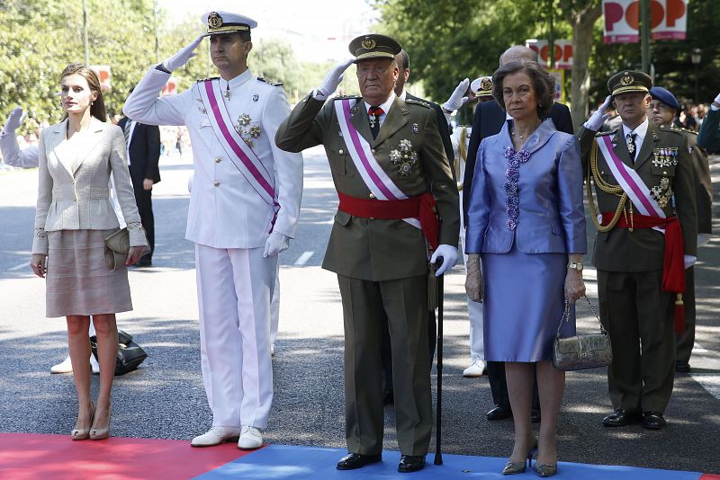 Los reyes y los príncipes llegan a la madrileña plaza de la Lealtad para presidir el acto central del Día de las Fuerzas Armadas de homenaje a los caídos.