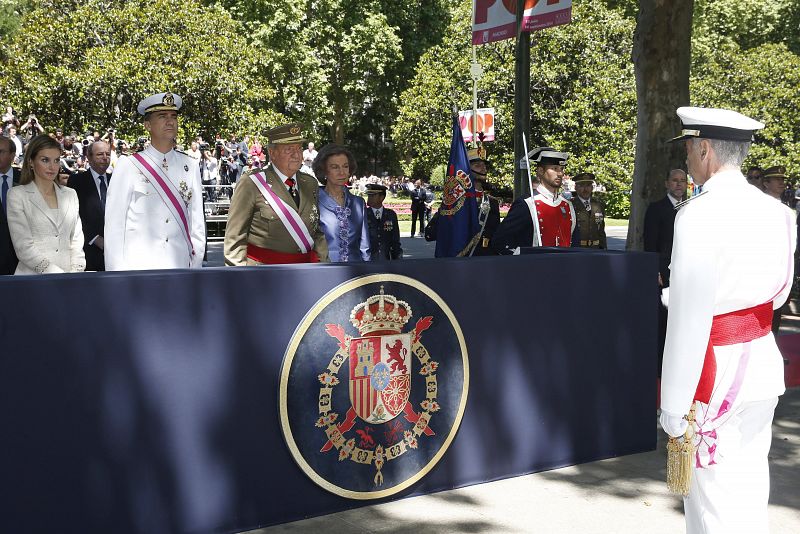 El jefe de Estado Mayor de la Defensa (JEMAD), almirante general Fernando García Sánchez (d), ante el rey Juan Carlos y el Príncipe de Asturias.