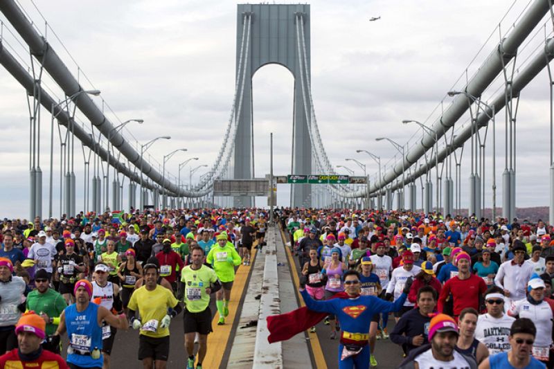 Salida del maratón de Nueva York por el puente de Brooklin