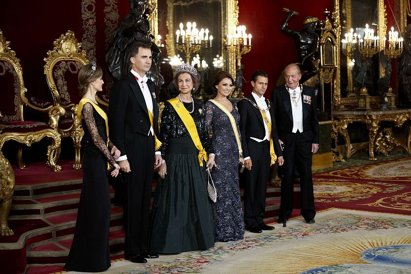 Para la cena de gala en honor al presidente de México, la princesa apostó por uno de sus "Varelas" más conocidos: el vestido negro de encaje de Chantilly que ya lució durante los actos de coronación de los reyes de de los Países Bajos, Guillermo y Má
