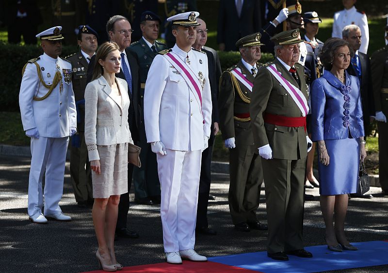 Para el Día de las Fuerzas Armadas, Letizia eligió un conjunto con chaqueta, falda y top en lino, también de Varela.