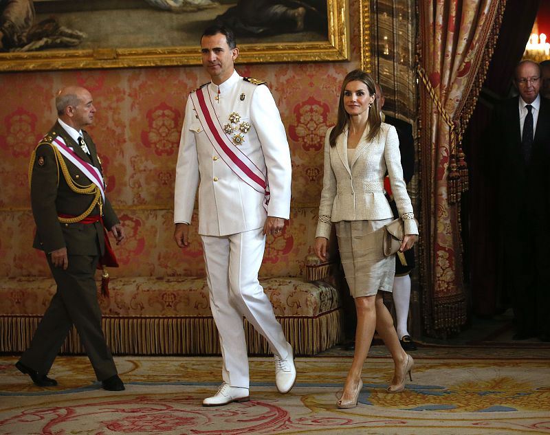 Para el Día de las Fuerzas Armadas, Letizia eligió un conjunto con chaqueta, falda y top en lino, también de Varela.