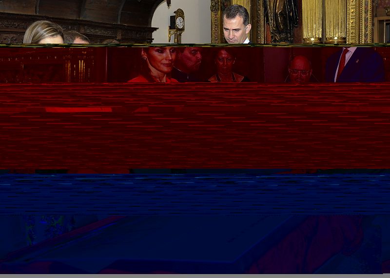 Vestido con estampado tropical y chaqueta coral