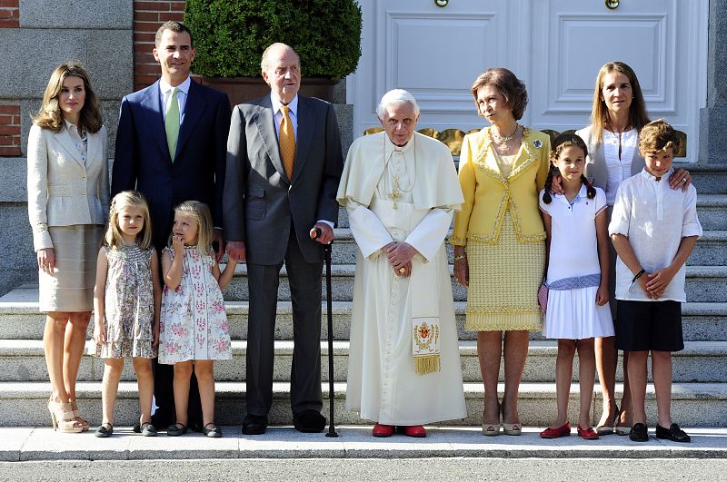 La familia posa junto al papa Benedicto XVI en la visita que realizó a España en agosto de 2011.