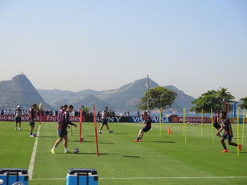 La selección inglesa, durante su primer entrenamiento en Río de Janeiro.