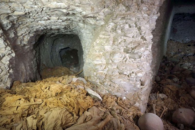Fotografía facilitada por el Ministerio de Antigüedades de Egipto que muestra el interior de la tumba perteneciente a la enigmática dinastía XI (del periodo comprendido en torno al 2150-1990 a.C.) que ha sido descubierta por un equipo español