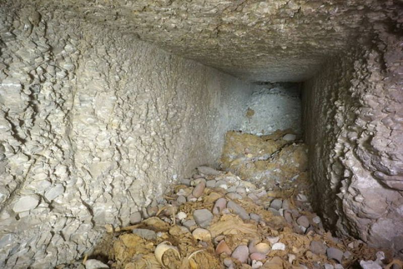  Fotografía facilitada por el Ministerio de Antigüedades de Egipto que muestra el interior de la tumba perteneciente a la enigmática dinastía XI (del periodo comprendido en torno al 2150-1990 a.C.) que ha sido descubierta por un equipo español