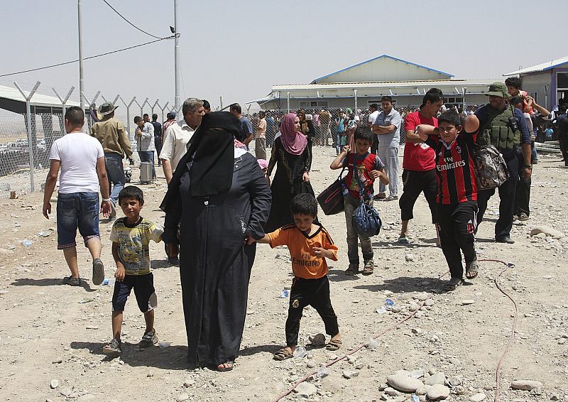 Familias enteras huyen de la violencia hacia el norte de Irak