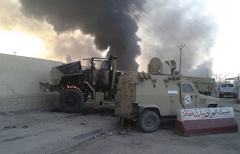 Vehículos de las fuerzas de seguridad dañados los combates en Mosul