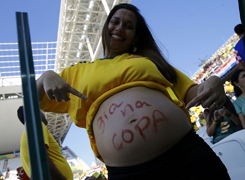 Una aficionada celebra la apertura del Mundial con su embarazo.