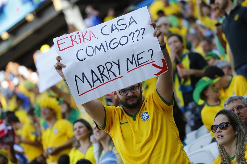 Un fan pide matrimonio a su novia en las gradas del Corinthians Arena de Sao Paulo.