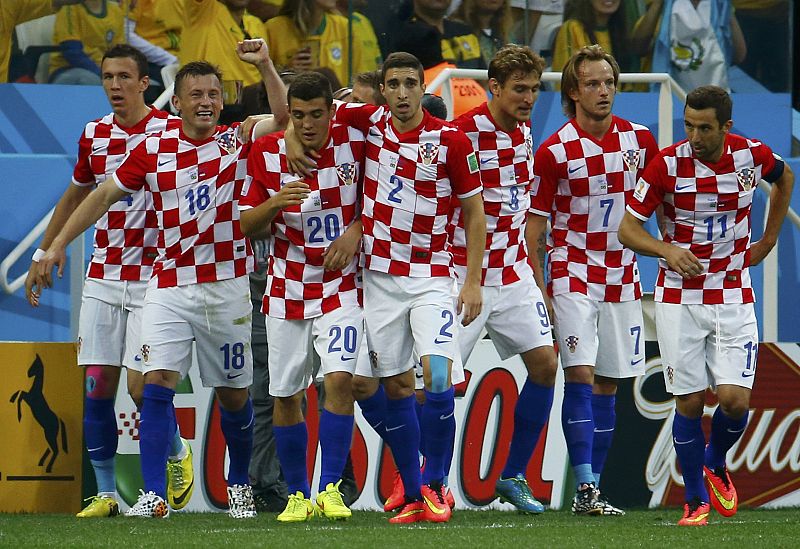 Los jugadores de Croacia celebran el gol de Marcelo en propia puerta.