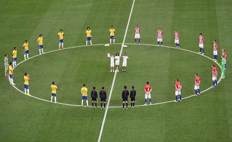 Los dos equipos aguardan al comienzo del partido y del Mundial.