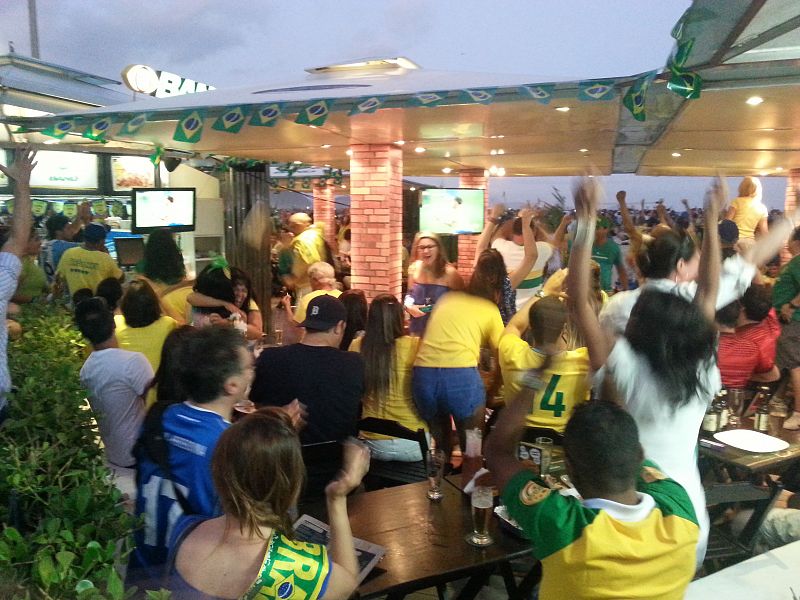 Aficioandos brasileños celebran el gol del empate marcado por Neymar.