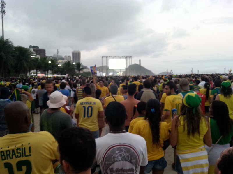 Los aficionados brasileños se lamentan tras el gol en propia puerta de Marcelo.