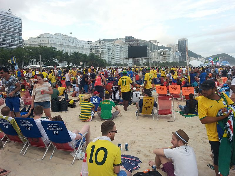 Los aficionados brasileños se preparan para ver el debut de su selección.