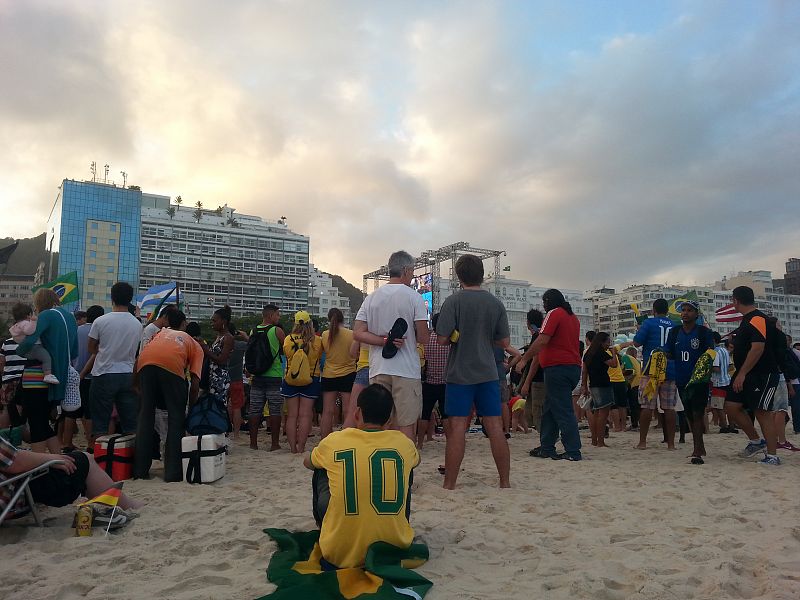 Seguidores brasileños, en Copacabana.