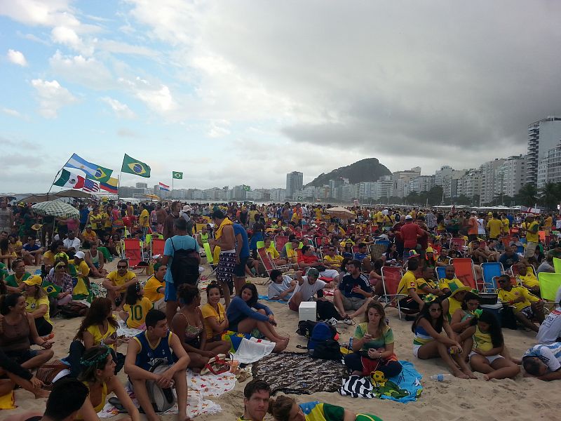 Los aficionados, en la playa de Copacabana, listos para ver a Brasil.