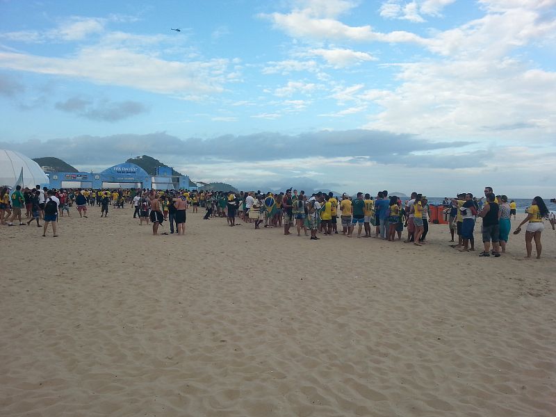 Largas colas para entrar en la 'Fanzone' oficial de la FIFA.