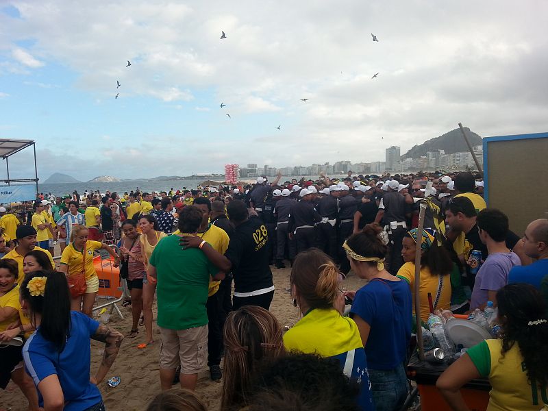 Fuerzas de seguridad tratan de taponar la entrada a la 'Fanzone' oficial por el empuje de los aficionados.