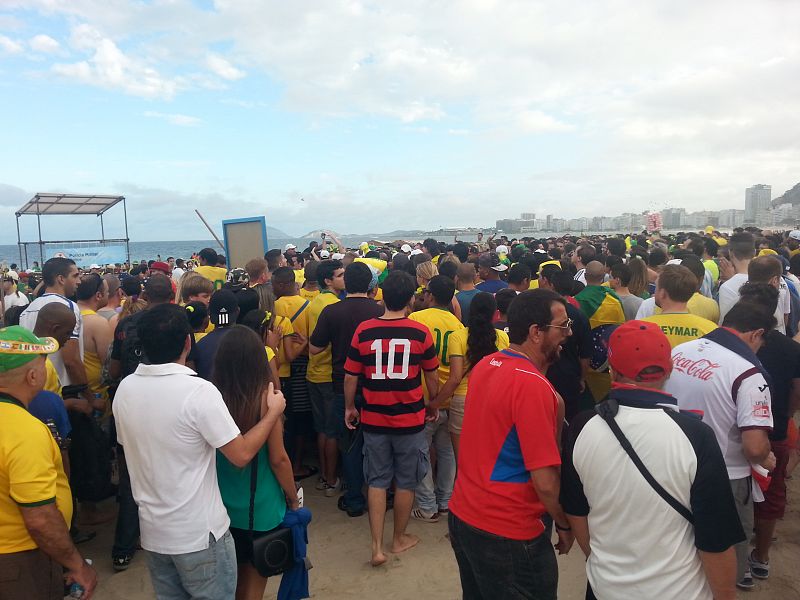 Hasta 70.000 brasileños se han dado cita en Copacabana para disfrutar de la primera victoria de su selección.