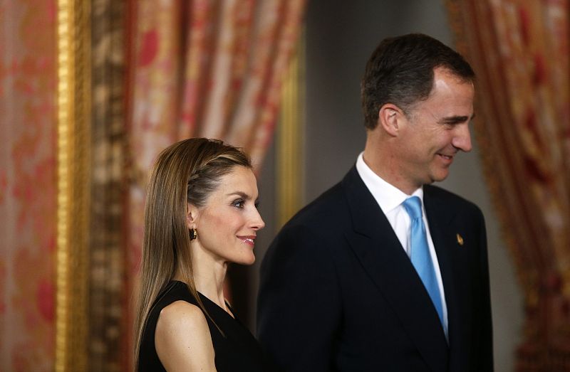 Los príncipes Felipe y Letizia en un encuentro con miembros del Patronato de la Fundación Príncipe de Asturias